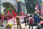 buruh-berunjukrasa-di-depan-kantor-Gubernur-Sulsel-Jl-Urip-Sumoharjo-342.jpg