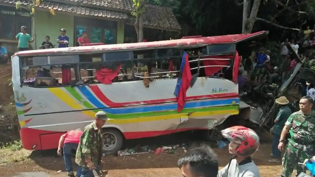 Bus Rombongan Pengantin Kecelakaan di Tanjakan Cae, Seorang Penumpang Tewas