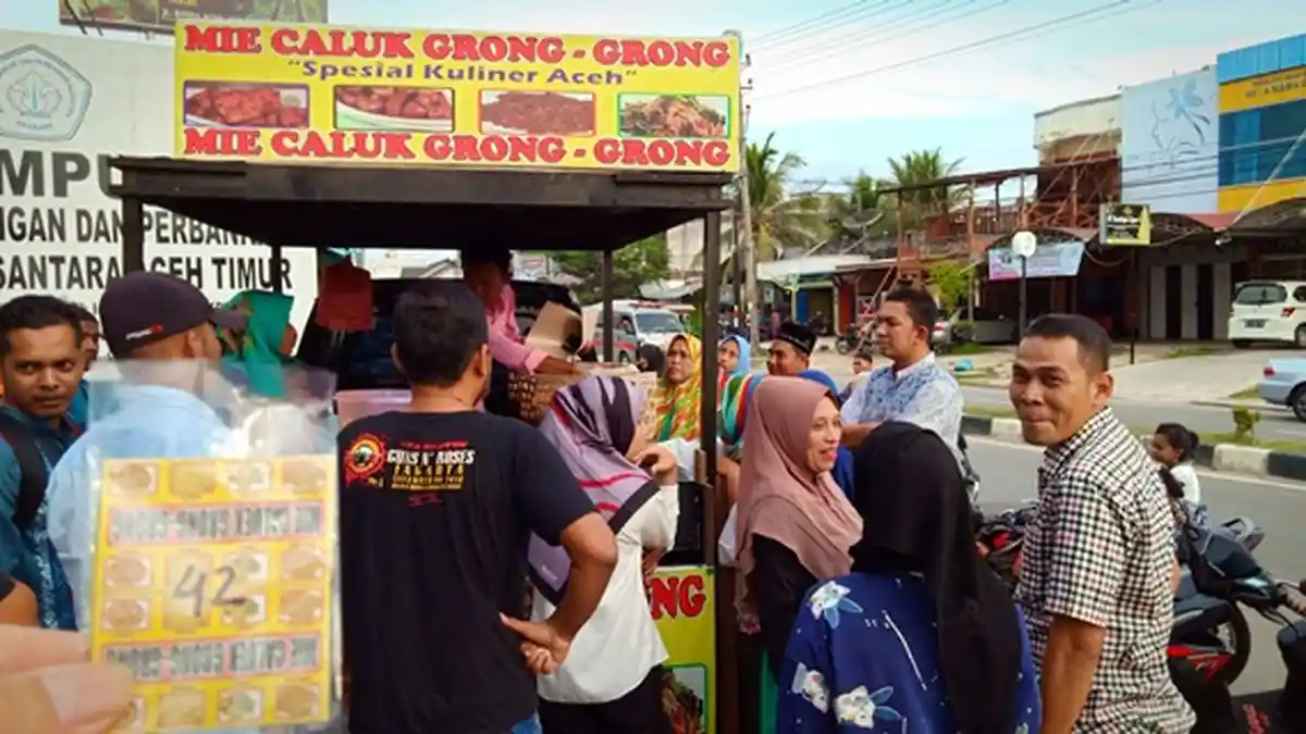 Laris Manis, Pembeli Mi Caluk Grong-Grong di Idi Harus Pakai Nomor Antre
