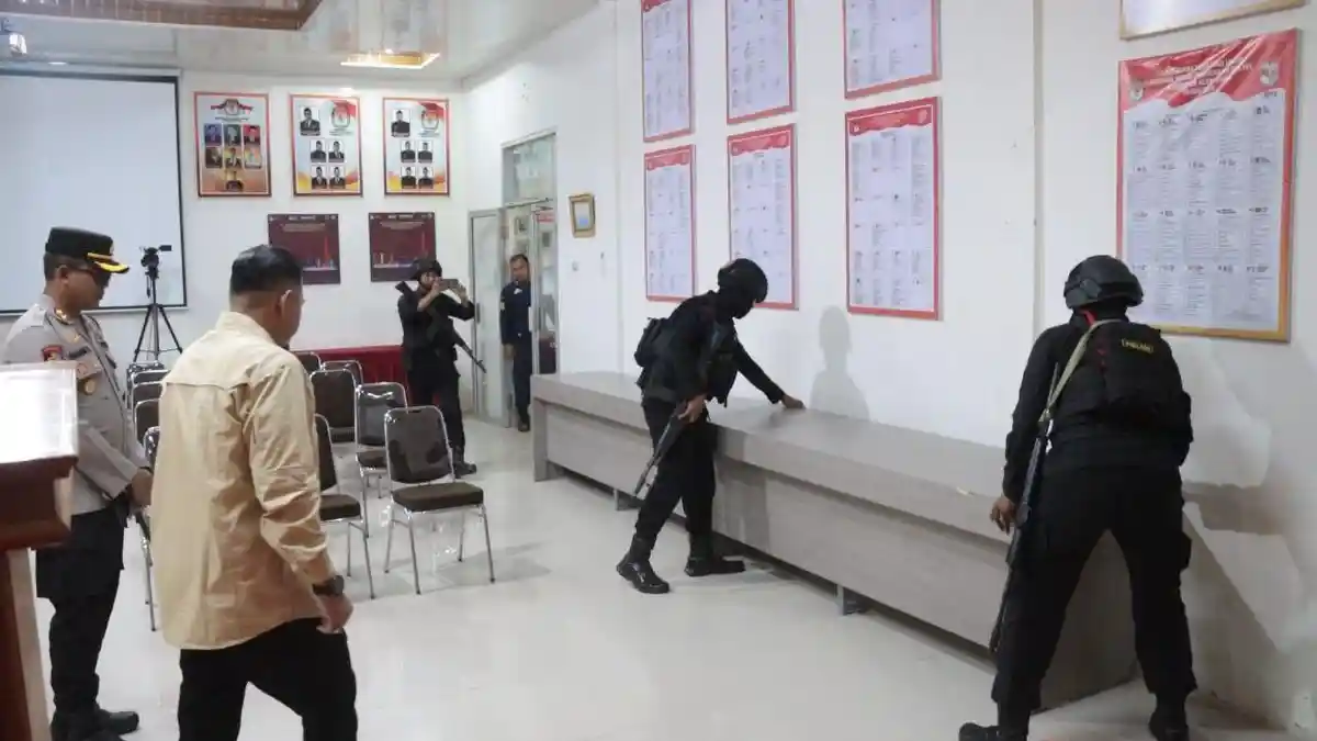 Sebelum Rekap Suara, Personel Brimob Periksa Ruangan Pleno KIP Aceh Utara