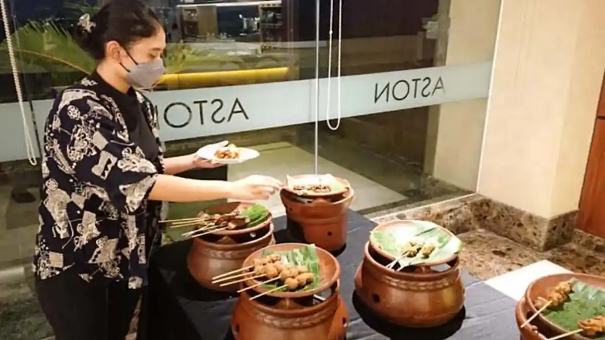 Sabtu Malam dengan Menu Angkringan Terasa Indah, Diiringi Live Musik di Hotel Aston Inn Gresik