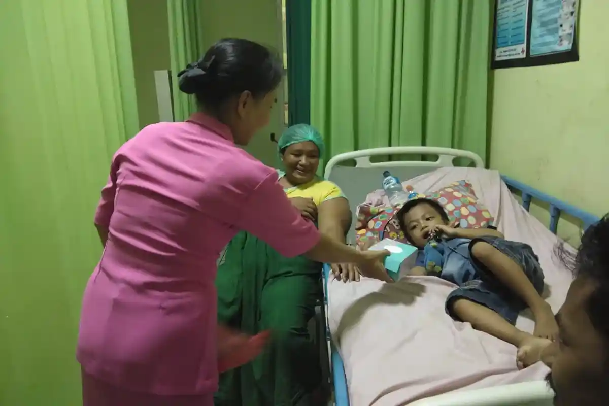 Berburu Berkah Ramadan, Bhayangkari Cabang Mamuju Bagi-bagi Menu Buka Puasa ke Pasien RSUD