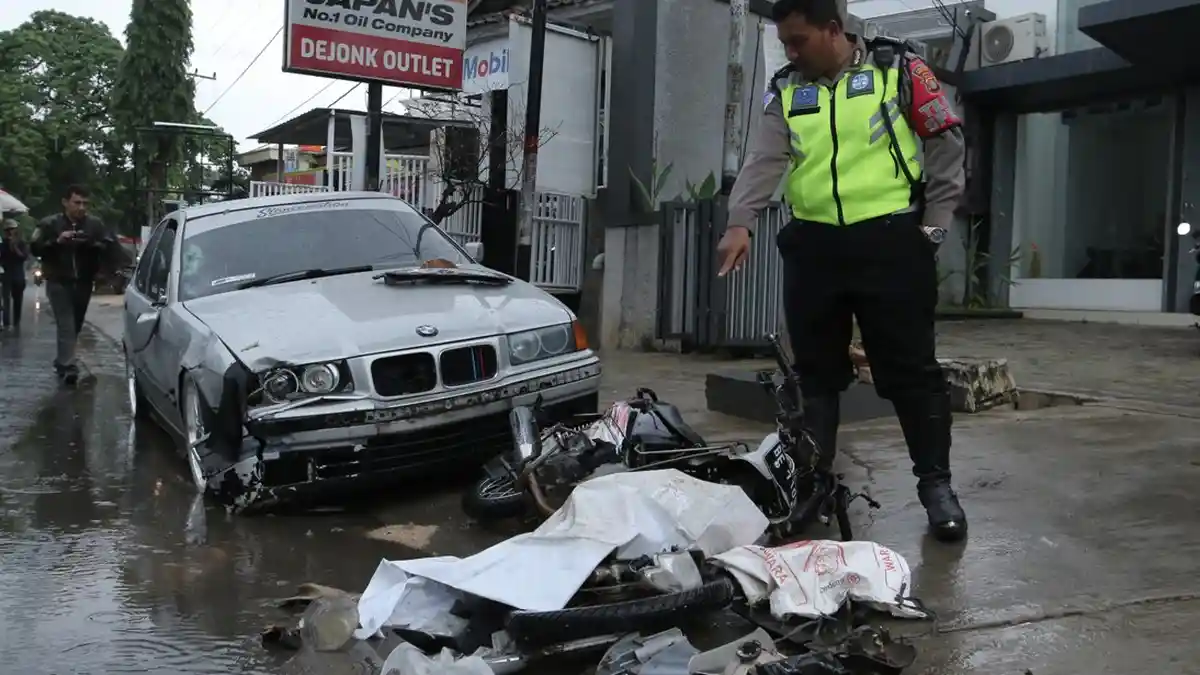 Motor 'Terbelah' Jadi 2 Diseruduk BMW, Tukang Sapu Jalan di Bandar Lampung Tewas di Tempat