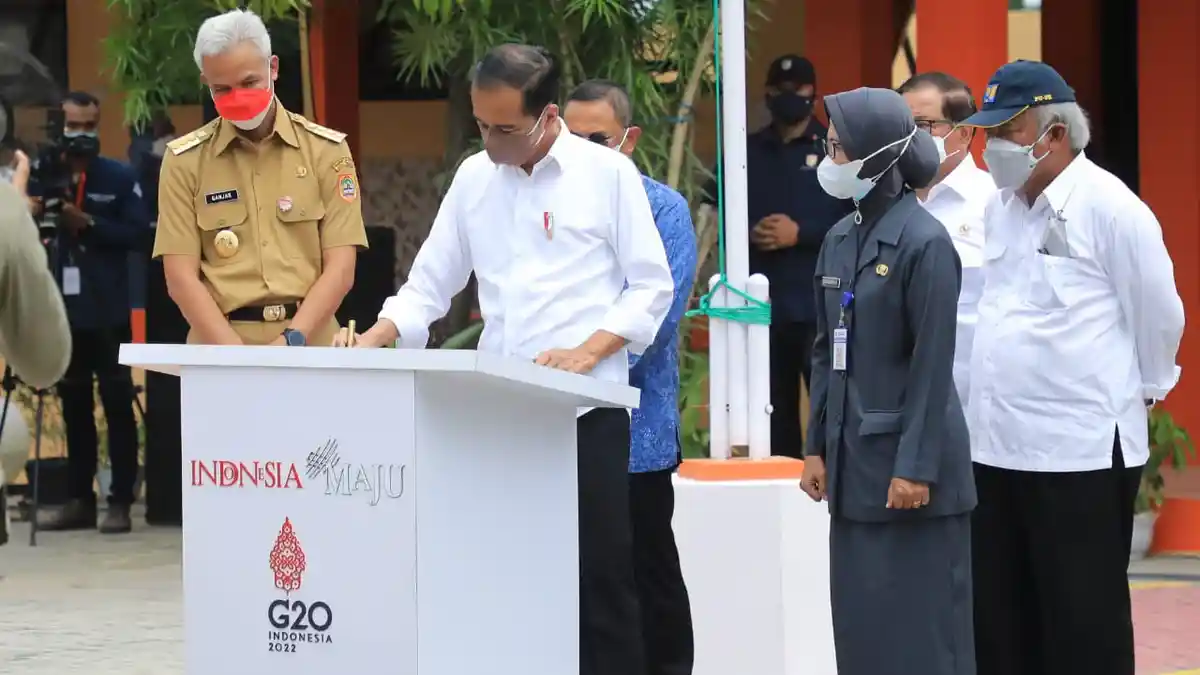 Dampingi  Presiden Jokowi Kunker, Gubernur Ganjar Malah Dimintai Kaus oleh Warga