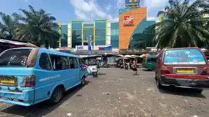Angkot-menunggu-penumpang-di-BTC.jpg