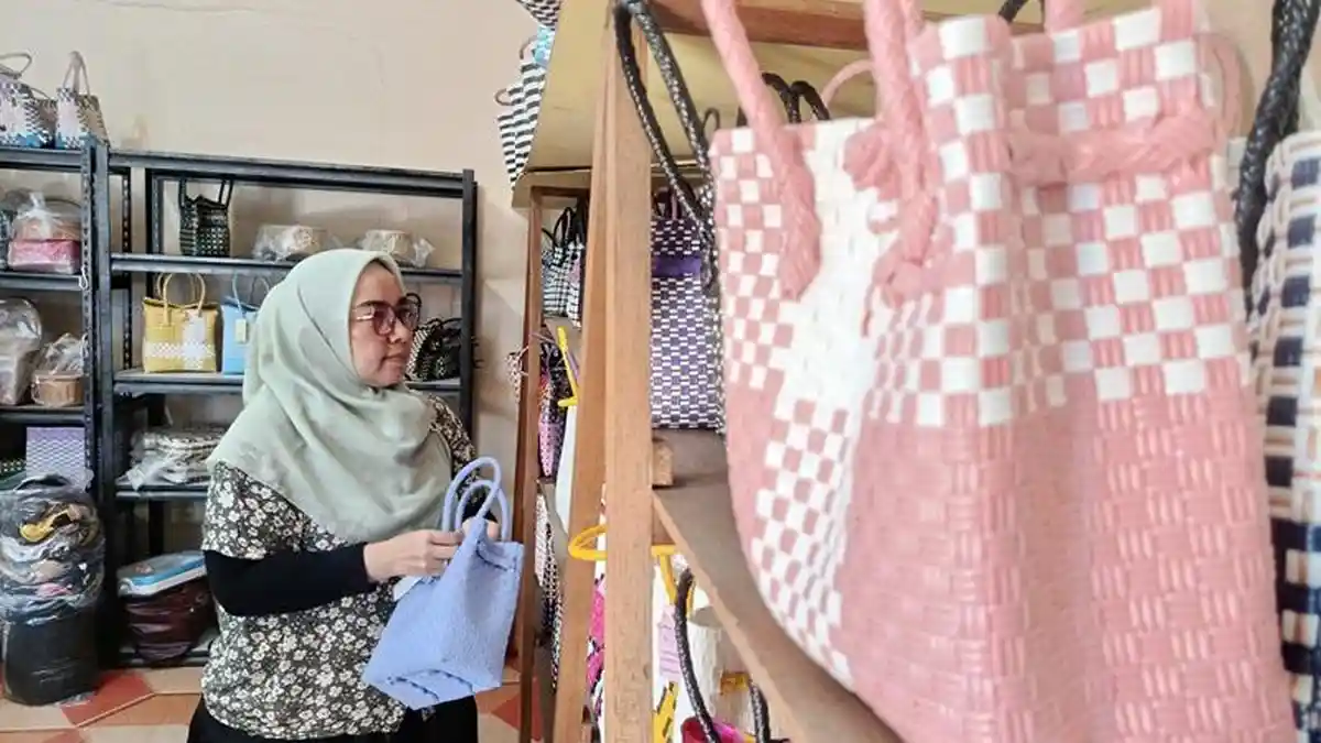Dari Car Free Day ke Pasar Dunia: Perjalanan Anyaman Plastik Ithane Itha.craft Cirebon Bersama JNE