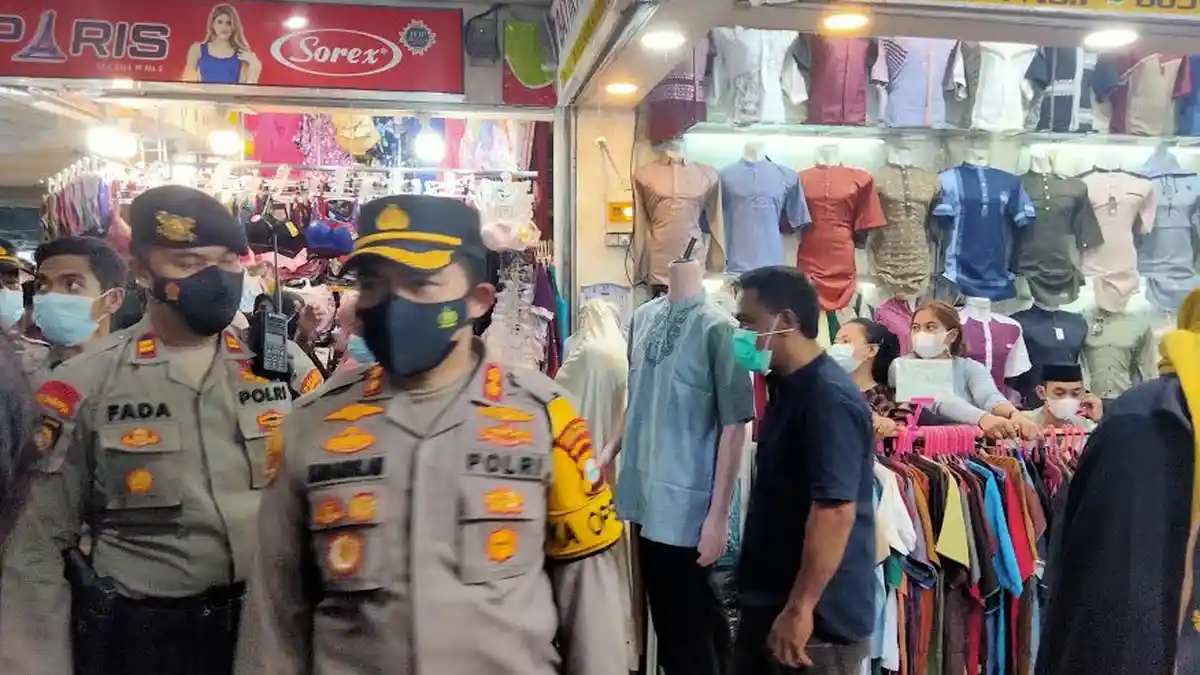 Pantau Protkes di Pasar Butung, Kapolres Pelabuhan Makassar Tegur Sejumlah Pengunjung