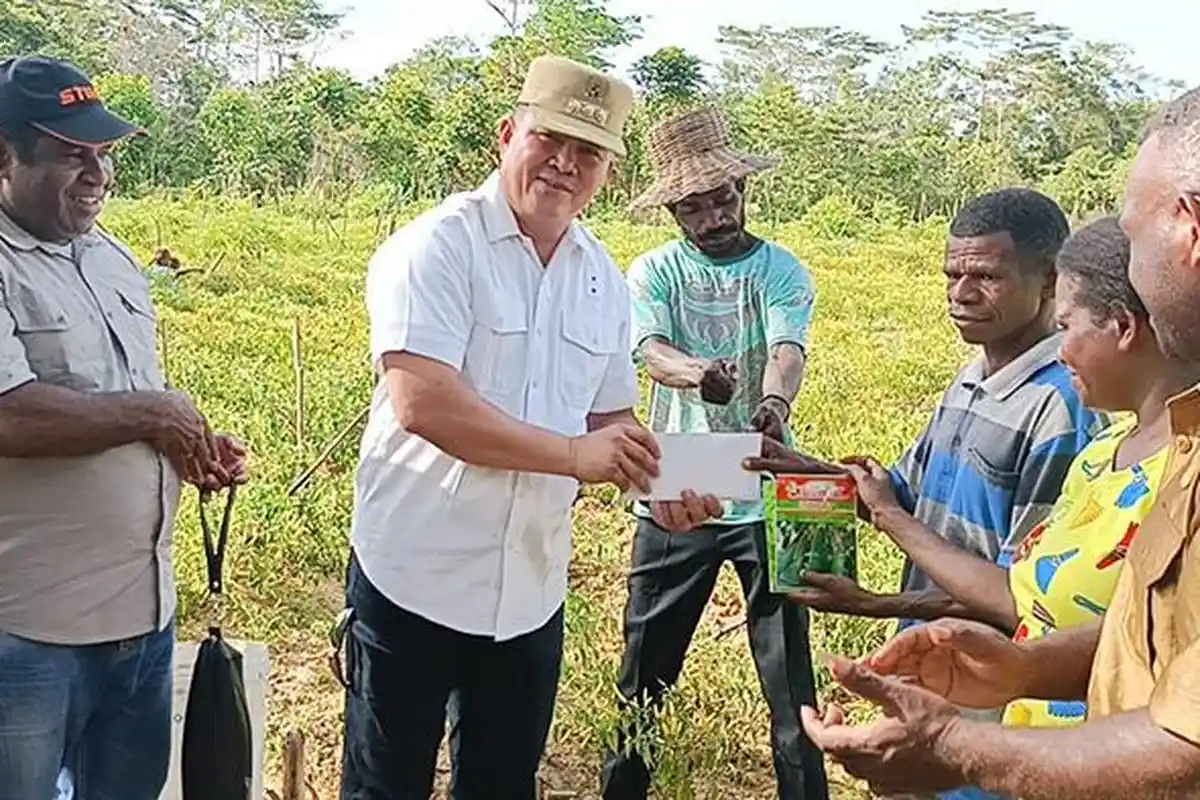 Prospek Cabai Menjanjikan, Pj Bupati Beri Bantuan Dana dan Peralatan ke Petani Kampung Sowan