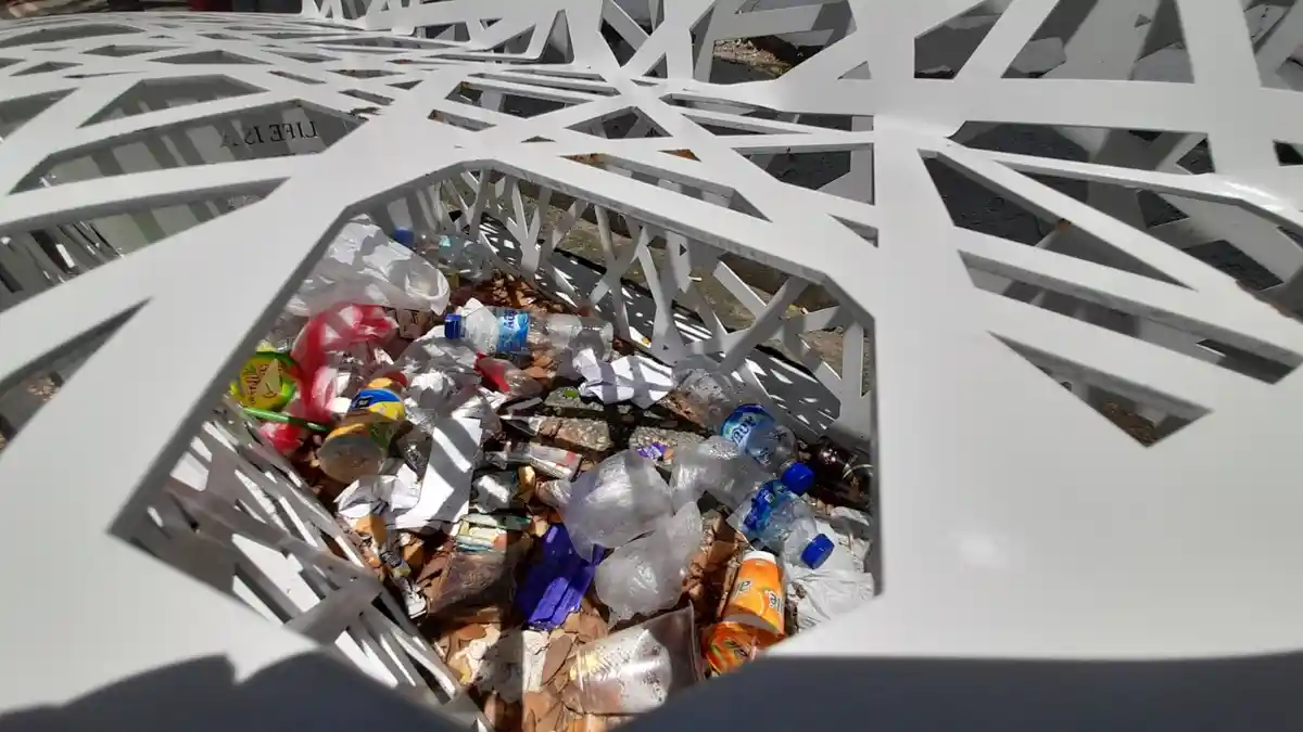 Niatnya Percantik Kota Ambon, Bangku Taman Ini Malah Jadi Tempat Sampah