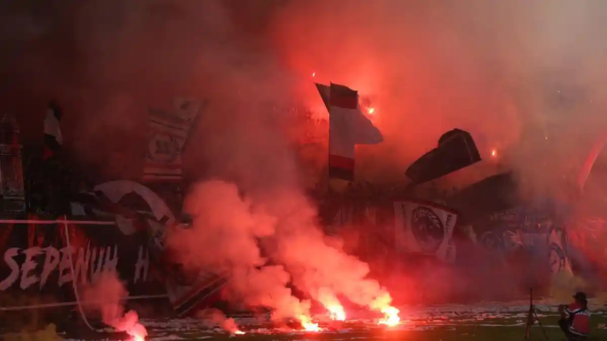 Stefano Cugurra Angkat Bicara Soal Insiden Flare dan Kembang Api di Laga Bali United Vs Persija