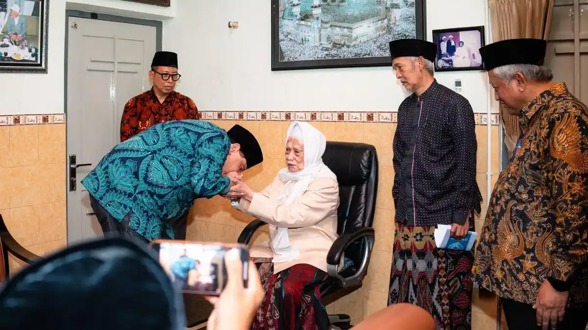 Kunjungi Pesantren Lirboyo, Chairul Tanjung Pemilik Trans 7 Sujud Minta Maaf, Janji Perbaiki Program