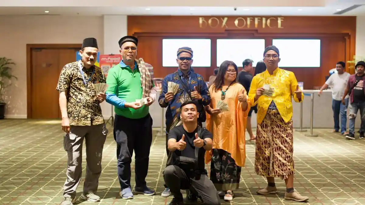 Ratusan Mitra Pengemudi di Medan Nonton Bareng Film Srimulat : Hidup Memang Komedi