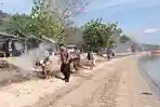 bhabinkamtibmas-bersih-sampah-pantai-kalaki.jpg