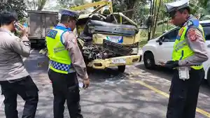 Tabkaran-truk-adu-banteng-di-garut-04042024.jpg