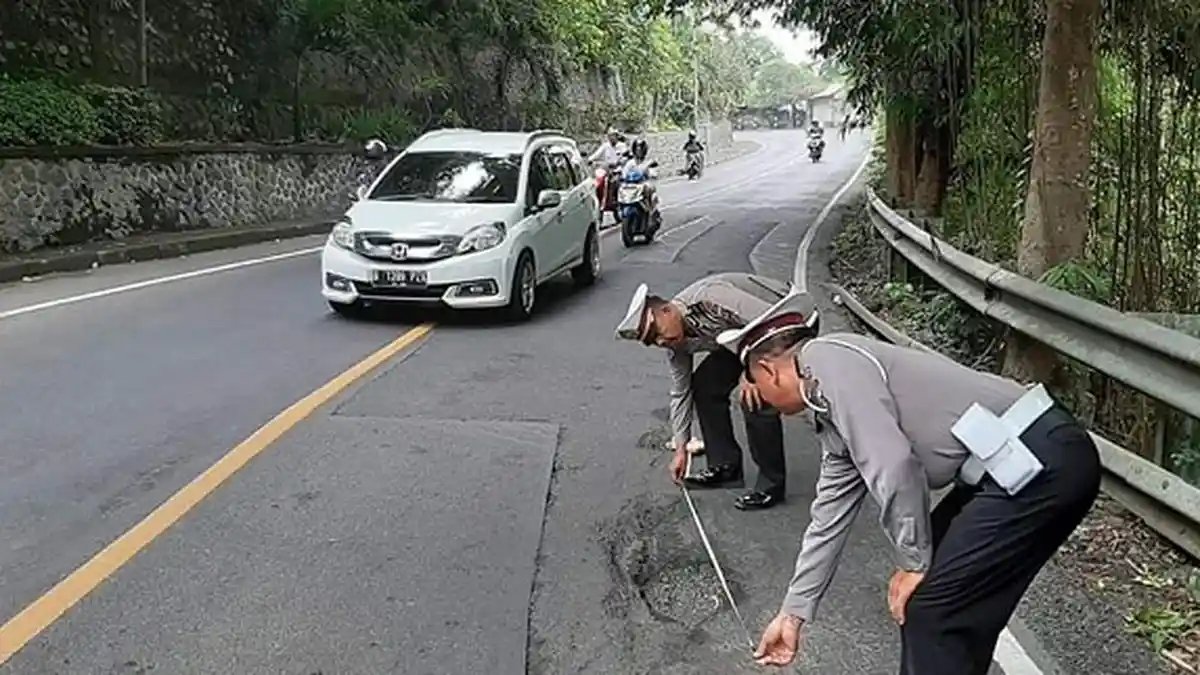 Lubang di Jalan Umasalakan Klungkung Rawan Sebabkan Kecelakaan, Pengendara: Lubangnya Cukup Dalam