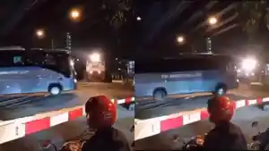 bus-bertuliskan-tni-angkatan-laut-menerobos-palang-pintu-perlintasan-kereta-api-di-malang.jpg
