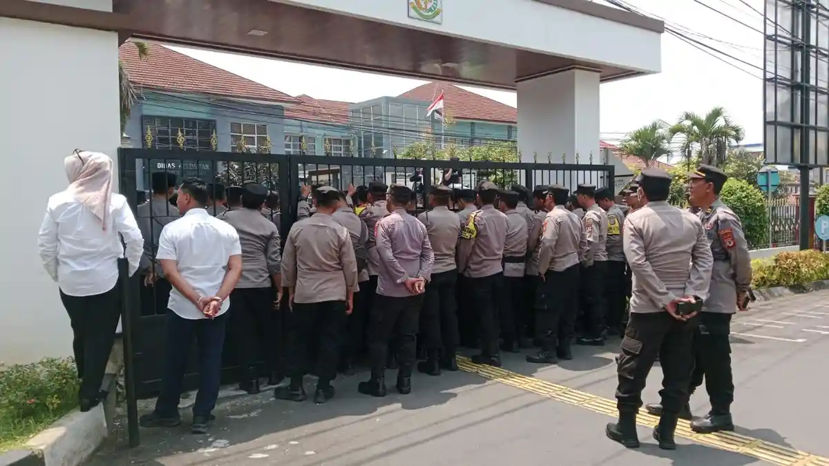 DIGERUDUK Massa! Kasus Kuningan Caang Disorot, Dugaan Korupsi PJU Dipertanyakan