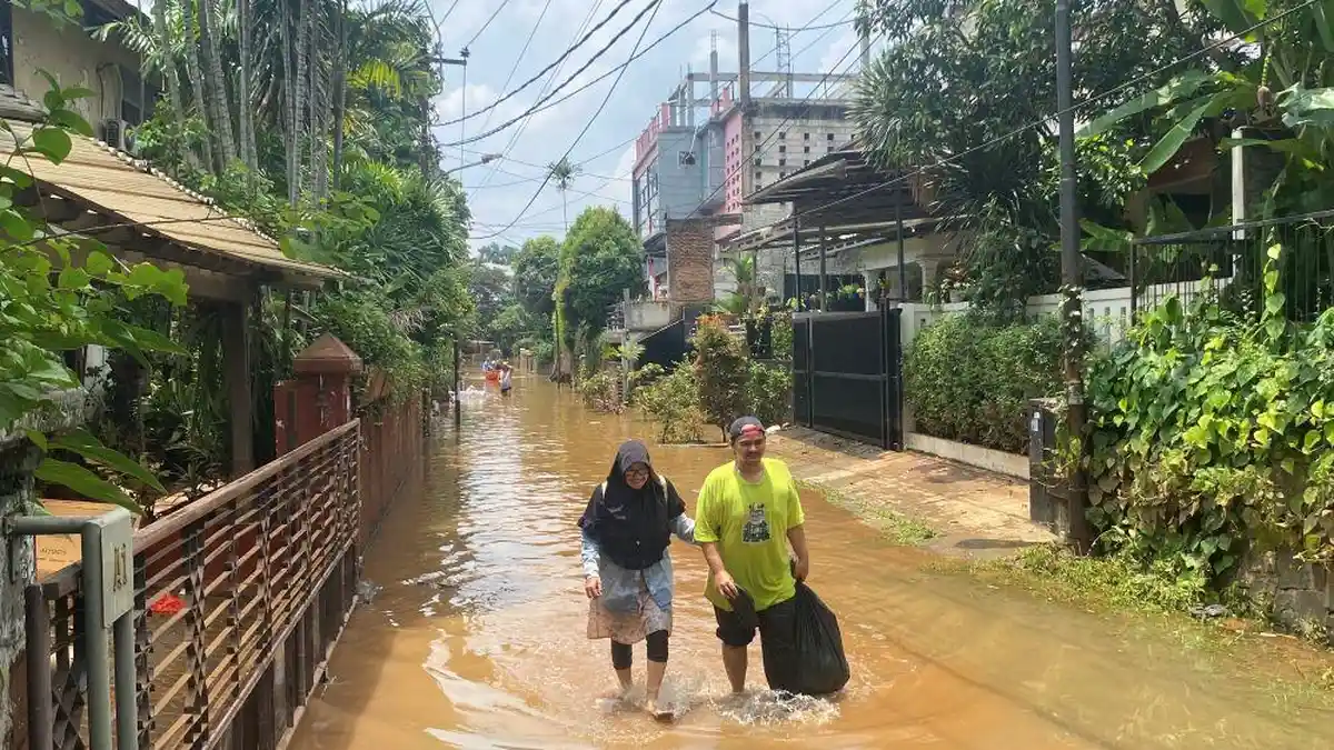 Banjir Kompleks IKPN Bintaro Berangsur Surut, Warga Bersihkan Rumah Mereka dari Lumpur