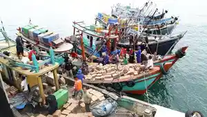 Farlaky-jemput-bantuan-ke-tengah-laut.jpg