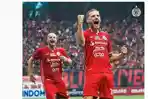penyerang-persija-jakarta-michael-krmencik-belakan-ikut-merayakan-gol-hanno-behrens.jpg