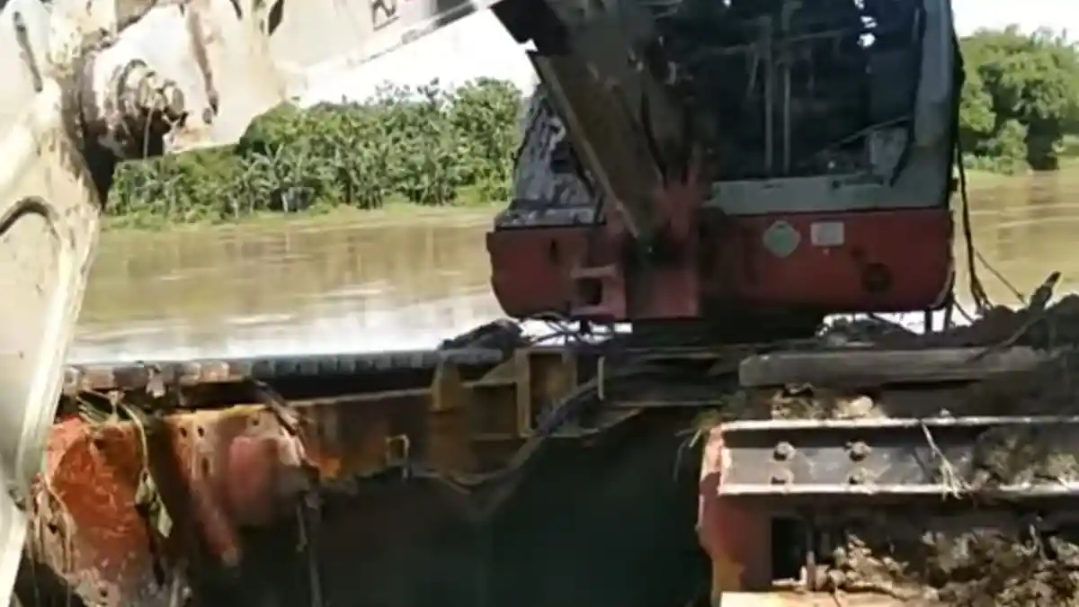 Eskavator Amphibi Hanyut di Bengawan Solo, Begini Kronologinya