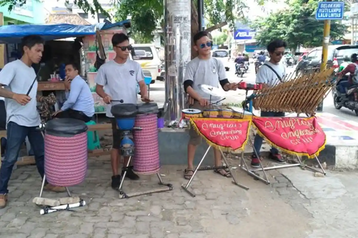 Pengamen Angklung Bikin Pengendara Betah Lama-lama di Lampu Merah, Simak Kisahnya