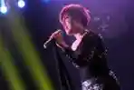 Novita Dewi X Factor Tampil di Konser Lenka