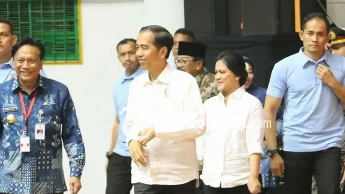 Presiden Jokowi Berikan Kartu Indonesia Pintar ke Ribuan Siswa di Gresik