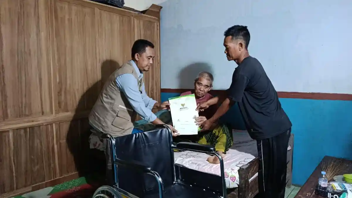 Air Mata Haru Dua Lansia Kedung Jepara Bantuan Terima Kursi Roda.