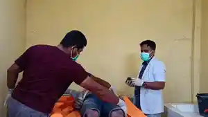 mengevakuasi-jenazah-Baihaqi-32-ke-ruang-jenazah-RSUD-Cut-Nyak-Dhien-Meulaboh.jpg