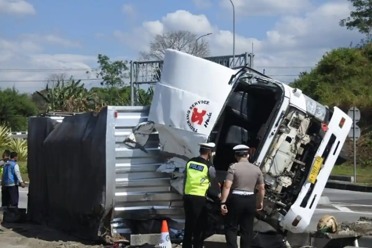 Kecelakaan Mobil Truk Alami Rem Blong, Kendaraan Hancur Tak Berbentuk, Kondisi Sopir Mengenaskan