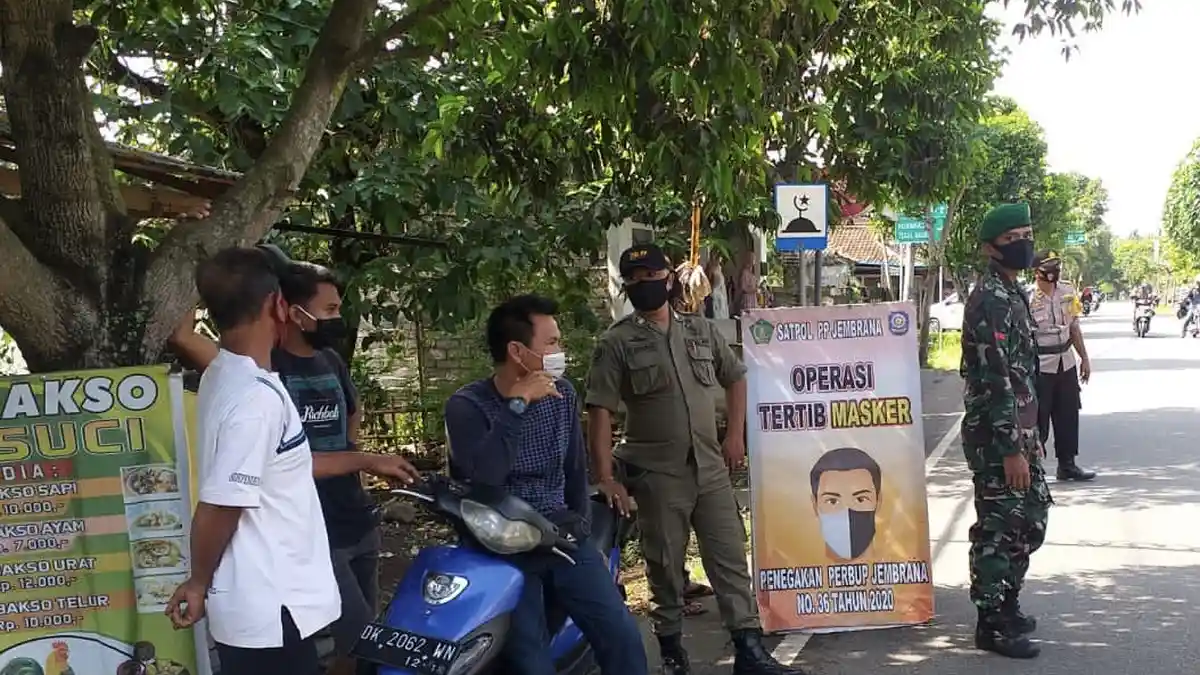 24 Warga Terjaring Operasi Tertib Masker di Jalan Raya Pengambengan Jembrana