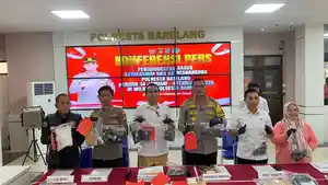 Polresta-ungkap-kasus-peredaran-Narkoba-di-Batam-barang-bukti-dijejerkan-di-meja-ungkap-kasus.jpg
