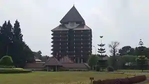 Gedung-Rektorat-UI-di-Depok.jpg