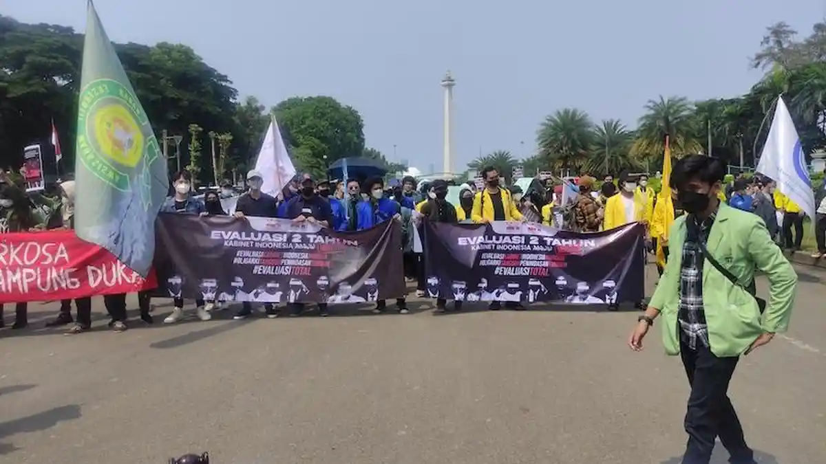 Demo 2 Tahun Jokowi-Maruf, Para Mahasiswa Blokade Jalan Medan Merdeka Selatan
