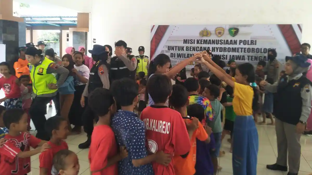 Mabes Polri Terjunkan Tim, Tangani Trauma Healing Anak-anak Terdampak Banjir Demak - Kudus