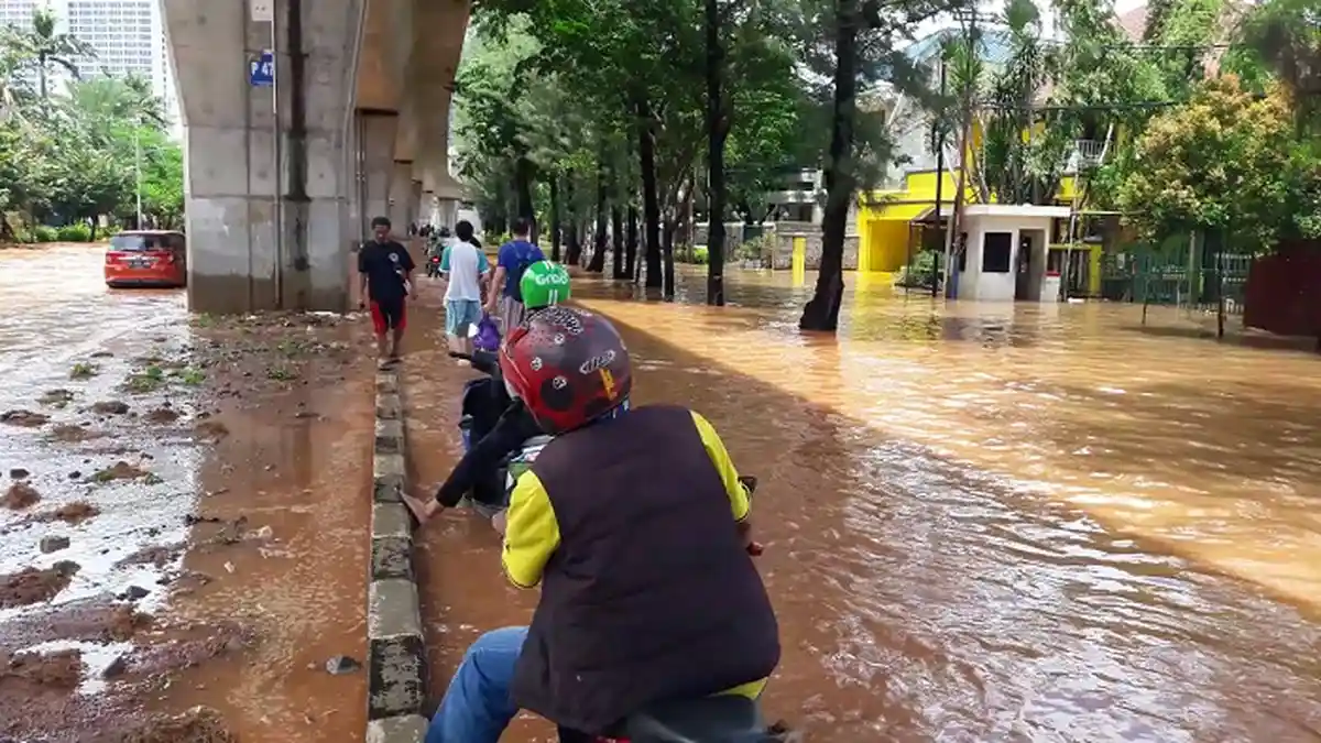 VIDEO: Komplek Elit Pulomas Terendam Banjir, Jalan Kayu Putih Tergenang