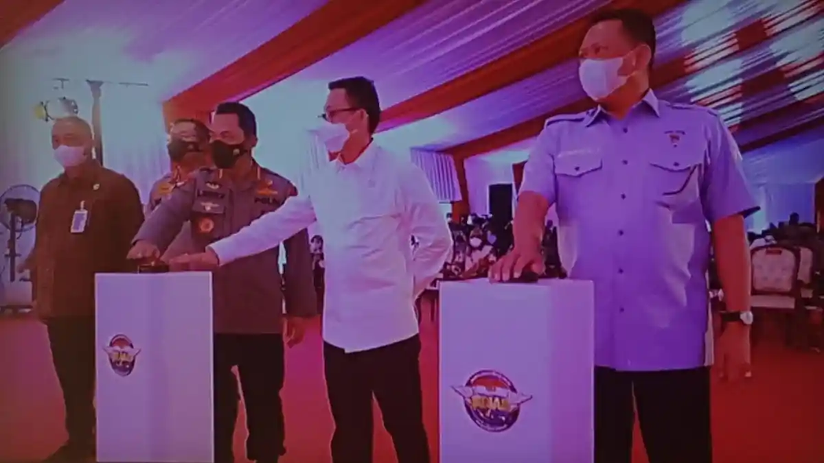 100 Hari Menjabat, Kapolri Luncurkan Aplikasi Pembuatan SIM Online