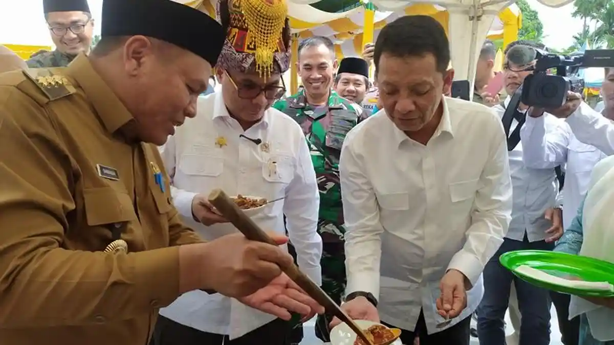Kunker ke Abdya, Wamentan dan Pj Gubernur Aceh Dijamu Kuah Beulangong, Saat Maulid di Baitul Ghafur 