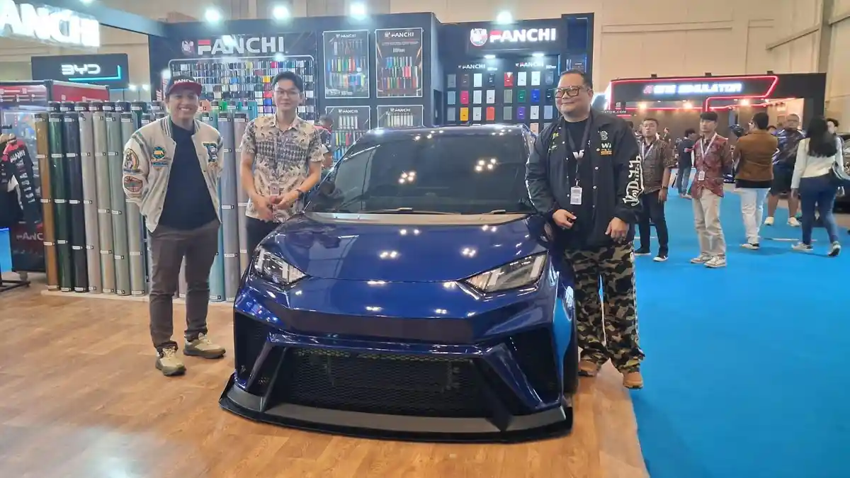Mobil Modifikasi Bergaya RWB Pamer Wrapping Gentian Blue di IMX 2026