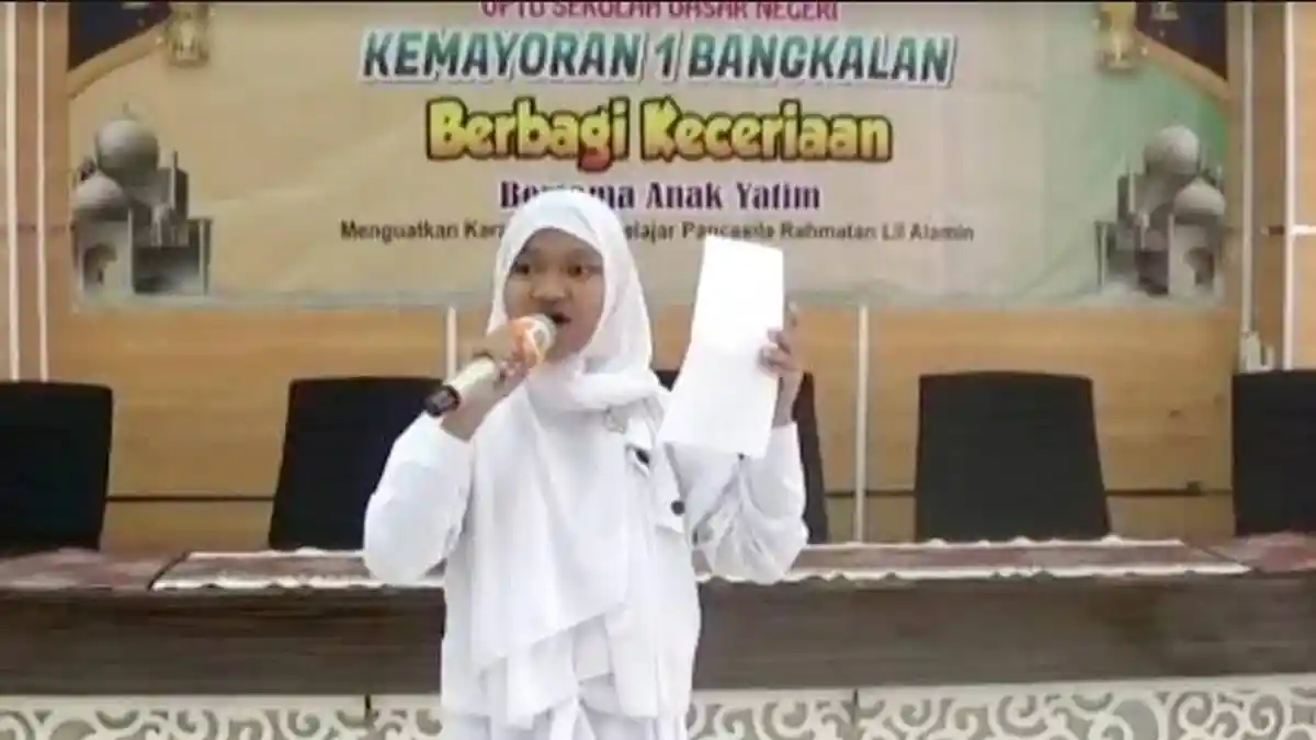 Anak Yatim Bawakan Puisi 'Rindu untuk Ayah' Luluh Lantakkan Hati Para Guru di Bangkalan