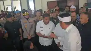 PERGERAKAN-TANAH-Gubernur-Jawa-Barat-Dedi-Mulyadi-meninjau-langsungS.jpg