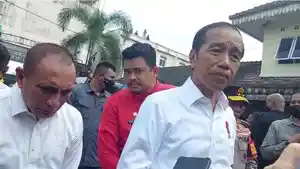 Jokowi-Blusukan-ke-Pasar-Halat-Cek-harga.jpg