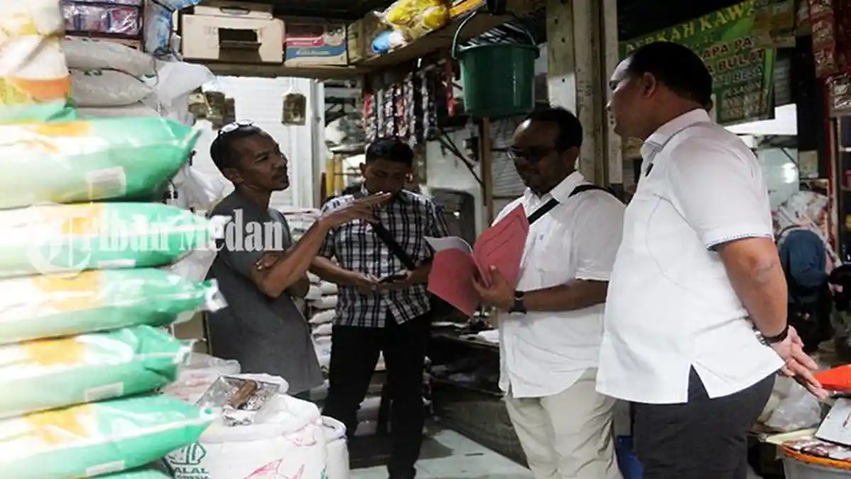 Berita Foto: PASTIKAN Sesuai HET, Bulog Sidak Beras di Pasar Tradisional Sei Sikambing Kota Medan - 20022024_SIDAK-HARGA-BERAS_ABDAN-SYAKURO-4.jpg