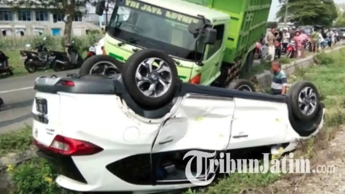 Senggol Truk, Honda BR-V Terbalik di Areal Sawah di Jombang