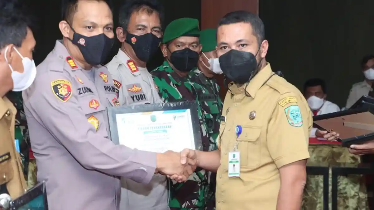 Capaian Vaksinasi Lansia Dosis II Tertinggi, Polsek Padang Bolak dan Polsek Dolok Raih Penghargaan