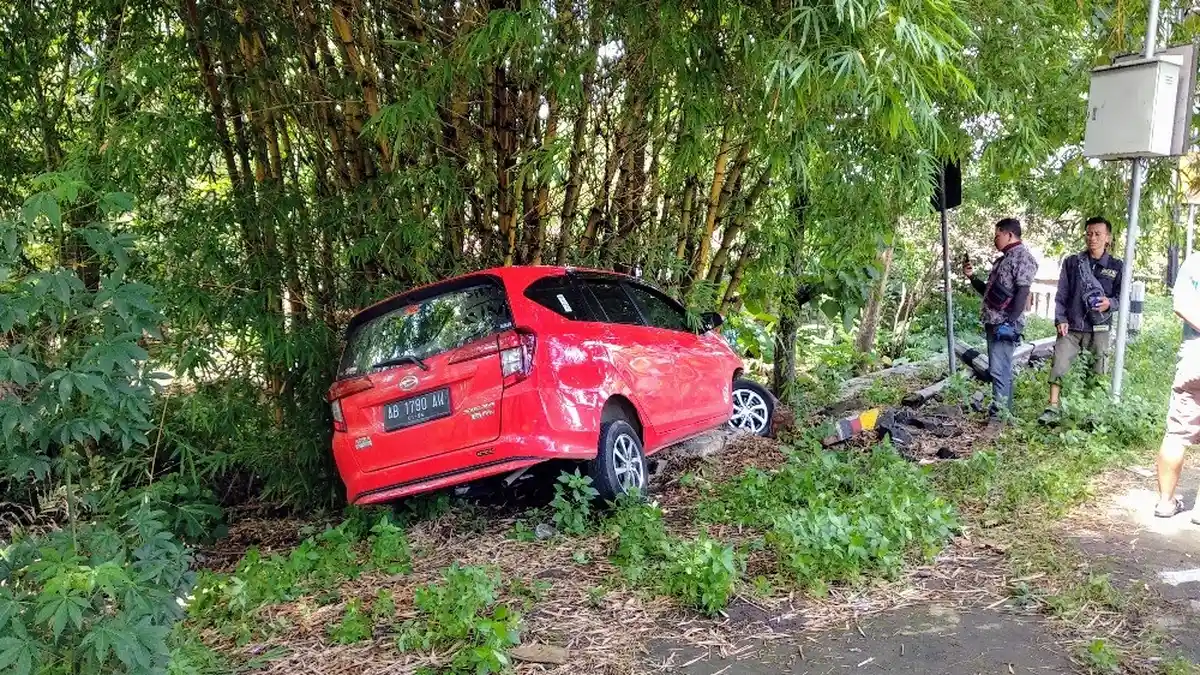 BREAKING NEWS : Hindari Motor Jatuh, Mobil Tabrak Pohon Bambu di Patuk Gunungkidul