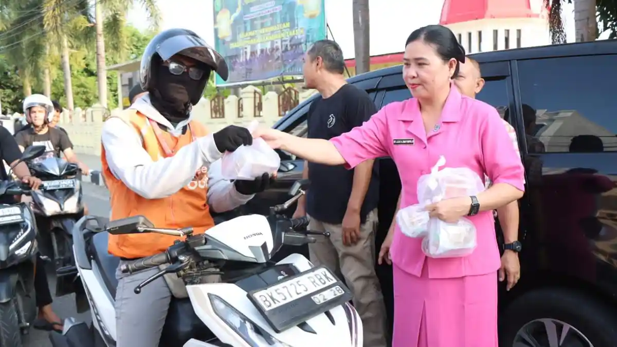 Sat Intilkam Polres Binjai Bersana Bhayangkari Bagikan Takjil kepada Warga