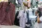 Kemeja Kotak Ala Jokowi di Pasar Tanah Abang