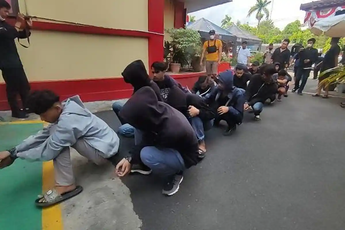 Geng Motor Pembuat Onar di Banyumas Bawa Celurit hingga Samurai, Total Ada 11 Sajam Diamankan Polisi